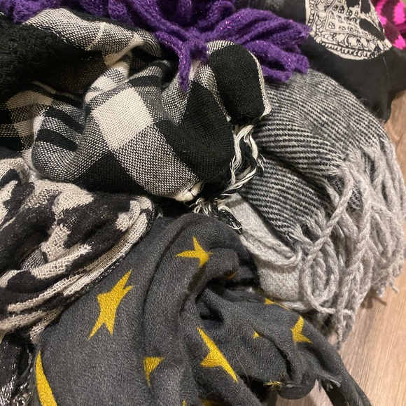 Scarf/ Scarves 🧣 - Picture 7 of 8